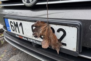 Řidiči používají trik s listem a českými SPZ, jako imunitu vůči radarům a parkování. Riskují pokutu i zákaz řízení