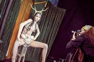 Kalendář Pirelli 2023 je v Česku: Prohlédněte si ukázky i fotky ze zákulisí