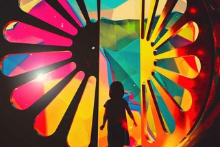 Mezinárodní den Romů 2026: Romská trikolora ozdobí Tančící dům, slavnostní galavečer odvysílá ČT Art