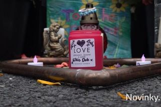 Spěte klidně, andílci. Zdrcení Britové vzpomínají na zavražděné dívky - Novinky