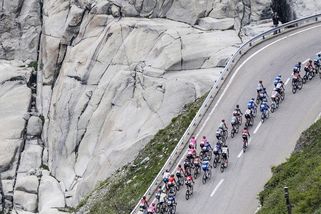 Nechce se vám šlapat? Auto pomůže. Přišla ale rychlá diskvalifikace, končí 31 cyklistů! - Sport.cz