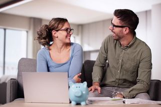 Asistentka Ema: Nemáme v plánu děti, nepotřebujeme vlastní byt. Co vyděláme, to utratíme!