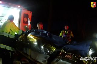 Muž v Praze přišel při odpalování petardy o ruce. Policie zveřejnila drsné záběry - Novinky