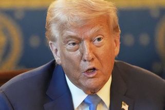 Říkám si, že je to divné. Trump popsal, jak se cítí, když Rusko po telefonátu s Putinem bombarduje Ukrajinu - Novinky