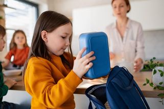 Rohlík s máslem vítězí. Co mívají školáci ke svačině? Dvě děti měsíčně projedí skoro dva tisíce! - Proženy.cz