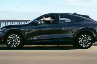 Že budou za pár let na vyhození? Řidič elektrického Fordu najel přes půl milionu a měnil jen gumy - Garáž.cz