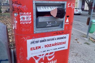 Muž v Praze se zasekl v kontejneru na elektroodpad - Novinky