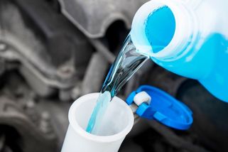Zimní kapaliny do ostřikovačů: Na pumpách jsou předražené, ty laciné zase ničí auto - Garáž.cz