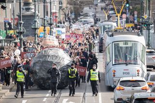 FOTO: Na vysoké školy vysoké mzdy! Stávkující studenti a učitelé se vydali na Hrad - Novinky