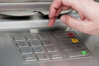Podvodníci číhají u bankomatu. Pokud nezmáčknete po výběru toto tlačítko, můžete přijít o úspory
