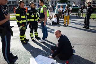 KOMENTÁŘ: Přilepování aktivistů k silnicím musí skončit. Vlády riskují, že se lidé vzbouří