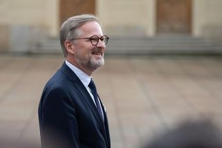 Přestaňte už kritizovat vládu. Je plně kompetentní, dělá co může, a zabírá to. Vyvede nás z krize - Médium.cz