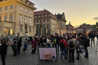 Lidé před Pražským hradem protestovali proti chování kanceláře prezidenta - Novinky