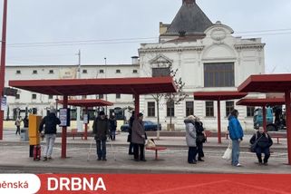 Brno čelí kritice za opravené náměstí. Lidé moknou pod přístřešky na zastávce a blokuje je zábradlí