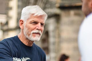 Stydím se za svého prezidenta: Místo, aby byl při otevření Notre Dame, poslouchal filharmonii - Médium.cz