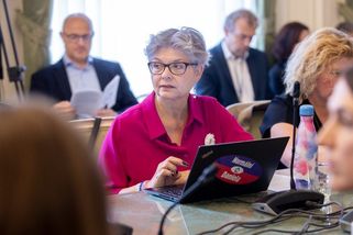 Ne každý chce chytrý telefon. Senátoři varují před nedůstojným tlakem