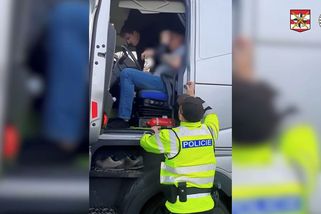 Je asi opilý, hlásili svědci. Řidiči kamionu na Břeclavsku šlo zatím po kolapsu o život - Novinky