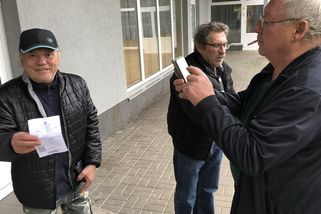 „Politici si píchli jen vitamin.“ Reportáž z města, kde většina vakcínu nechce - Seznam Zprávy