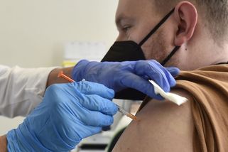 Dejte mi vakcínu. Praktikům teď volají i lidé, kteří dosud očkování odmítali - Novinky