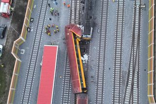 Záběry z kamery: RegioJet před srážkou stihl zastavit, pomalu jedoucí vlak ho stejně zdemoloval - Novinky