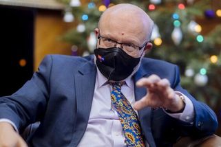 Mluvčí ministra Vlastimila Válka uvedl, jak to bude se zavedením plošného nošení respirátorů. Uznávaný epidemiolog pak upozornil, že počty nakažených budou přibývat