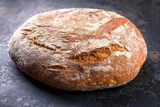 Nejhorší chléb v obchodech? Češi ho milují a kupují po kilech. Odborníci varují před jeho složením - SportDeník