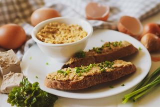 Výborná drožďová pomazánka jako ze školky. Je šup šup hotová a budete se k ní pořád vracet