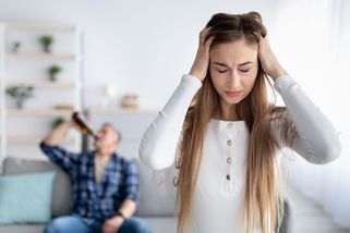 Život s alkoholikem. Jak poznat, že pije moc, jak pomáhat a kdy už utéct - Proženy.cz