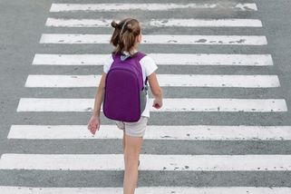 Chodci si vynucují přednost tam, kde na to nemají právo. V pravidlech tápou i řidiči