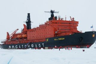 Ruský jaderný ledoborec se srazil s nákladní lodí....