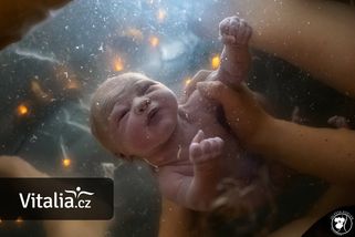 Tyhle snímky vyhrály soutěž porodních fotografů. Spousta emocí, radost, únava, úleva, někdy i smutek - Vitalia.cz