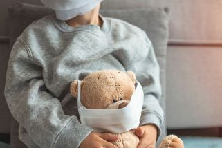 Covid u dětí: Jaké má dnes příznaky, jak ho léčit podle typu kašle a kdy nechat udělat test - Proženy.cz