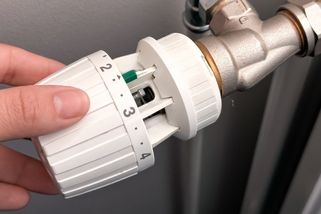 Radiátor nehřeje podle představ? Skutečný význam čísel na termostatu vás může překvapit