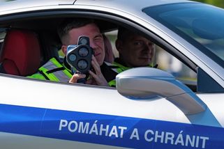 Každoroční 24hodinovka Speed Marathon je tady. Víme, kdy policisté s radary zaplaví republiku - Garáž.cz