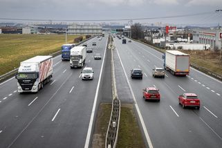 Víc kamionů o víkendech na silnicích nebude, odmítli poslanci - Novinky