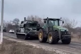 Video: Pozor, traktory útočí! Zemědělci už ukořistili stovky ruských obrněnců - Seznam Zprávy