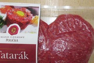 Fekální bakterie odhalila kontrola v tataráku u oblíbeného řetězce: Může vyvolat krvavý průjem, varuje