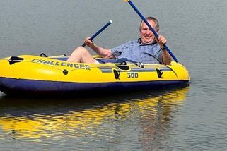 Chystáte se na vodu a bojíte se, že ve člunu neobstojíte? S kurzem pádlování od Miloše Zemana to zvládnete levou zadní - Super.cz