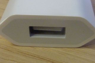 ČOI varuje před nebezpečnou nabíječkou pro iPhone - Novinky