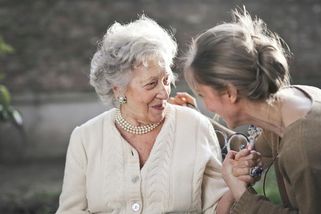 Zdaňme lidi podle věku, mladé méně, staré více: Zalátáme státní rozpočet a podpoříme rodiny - Médium.cz