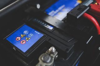 Odpojil svůj dům od elektrické sítě. Používá baterii z rozbitého vozu Tesla - Techsvět