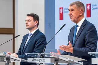 Zahraniční politika vlády je za prvních sto dnů plná rozporů - Novinky