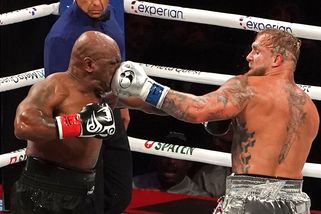 Nahý zadek, žhavá přítelkyně i projev respektu: Top momenty zápasu Paula a Tysona – eXtra.cz