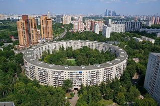 Panelák, jaký svět neviděl, nemá začátek ani konec. Stojí jak jinak než v Moskvě - Médium.cz