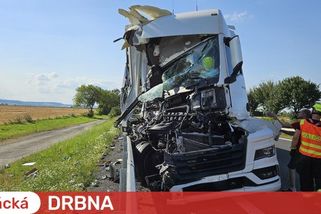 Kamion na D35 u Olomouce naboural do odstaveného autobusu, dálnice je zablokovaná