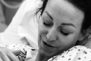 Agáta popsala průběh třetího porodu: Soukupovi volala na natáčení, na porodní sál šel poprvé - Super.cz