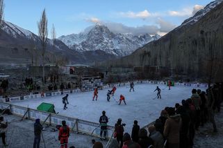 Fotky: Hokejový turnaj v ohrožení. Není led, změna nastala během pár roků - Seznam Zprávy