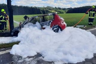 Z malého renaultu zbyl po nárazu do stromu na Žďársku jen ohořelý vrak - Novinky