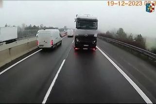 Kamion, bagr, osobák a tahač v jednom povozu. Kamera natočila nevídanou nehodu na D35 - Novinky