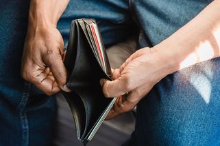 Od ledna budeme mít nižší čistou mzdu než doposud. Ruší se také některé slevy. O kolik přijdeme? - Médium.cz